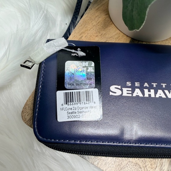 NWT- Seattle Seahawks Wallet/Wristlet - Picture 3 of 5